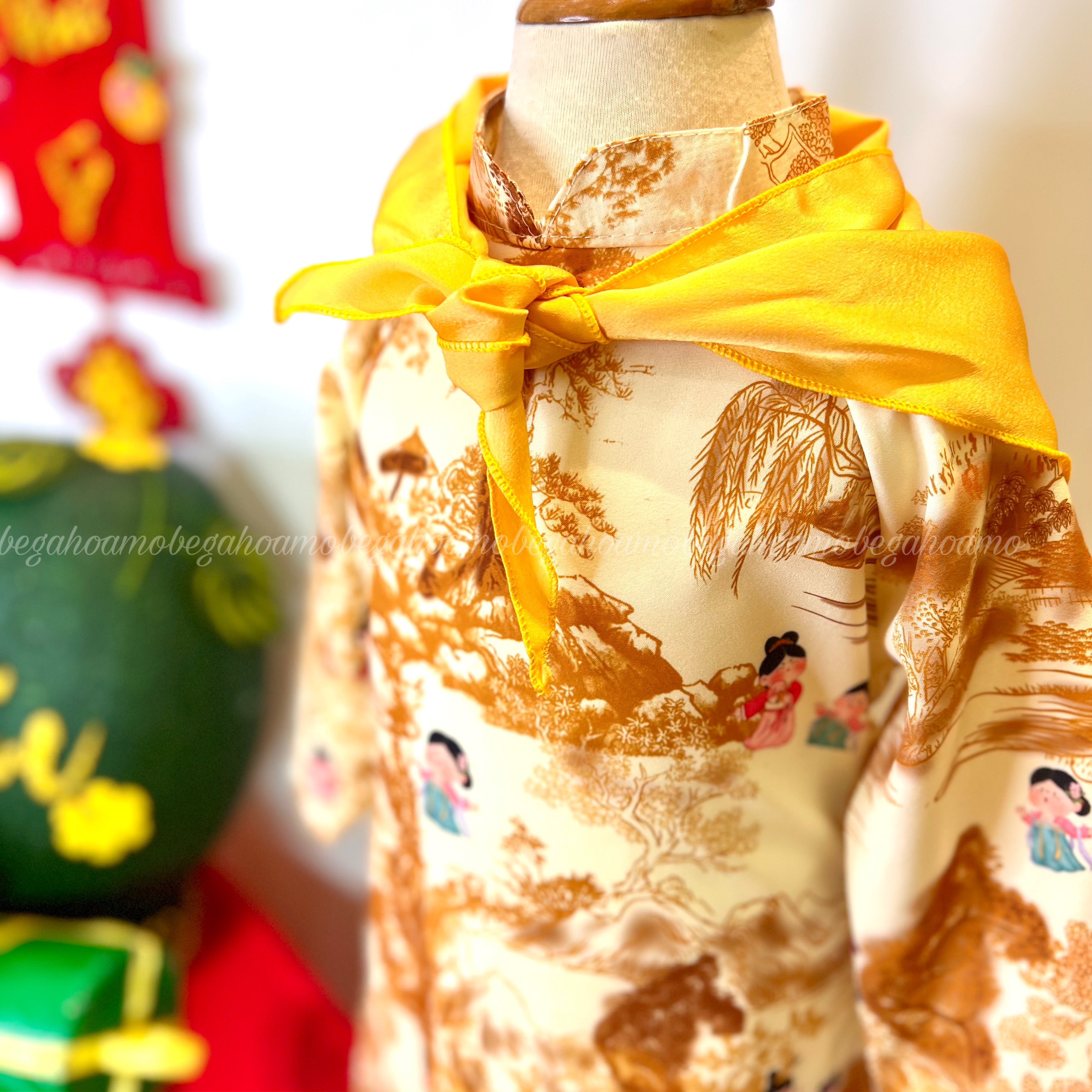 Set AD cô gái kèm khăn vàng