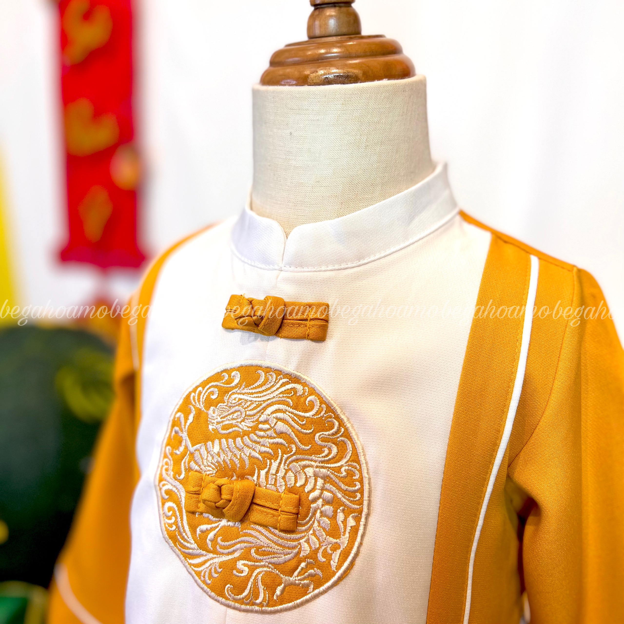 Bộ áo dài nhung xẻ tà giữa thêu rồng vàng