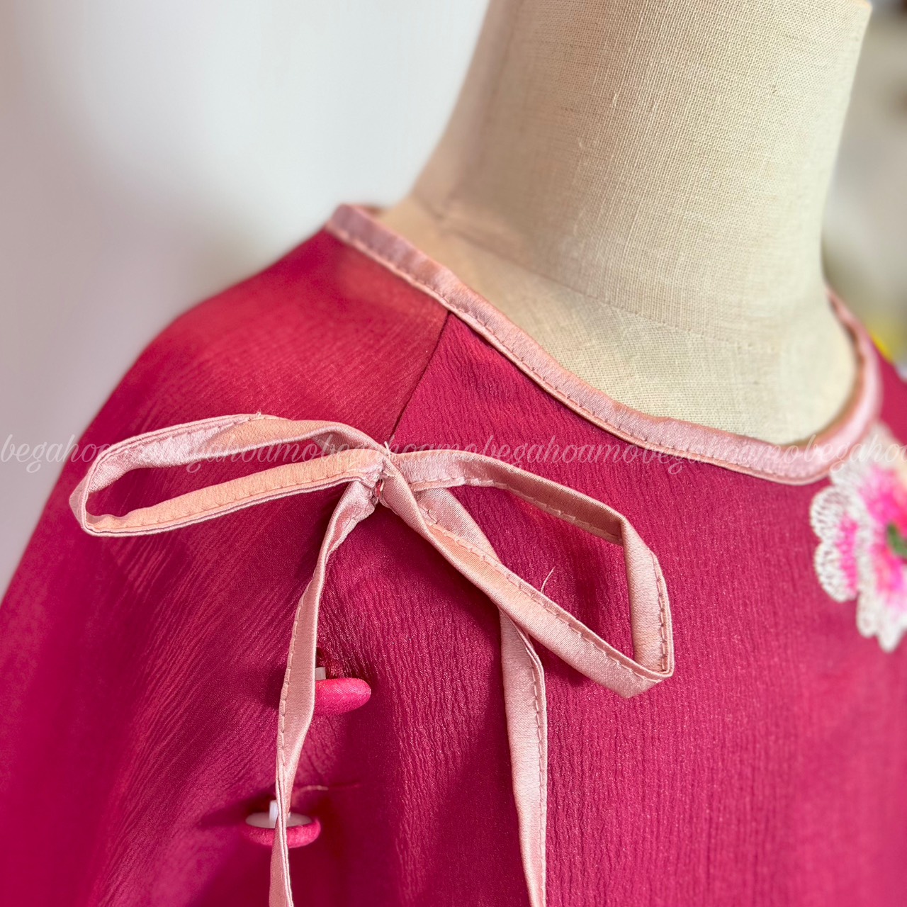 Áo dài thêu hoa cẩm chướng