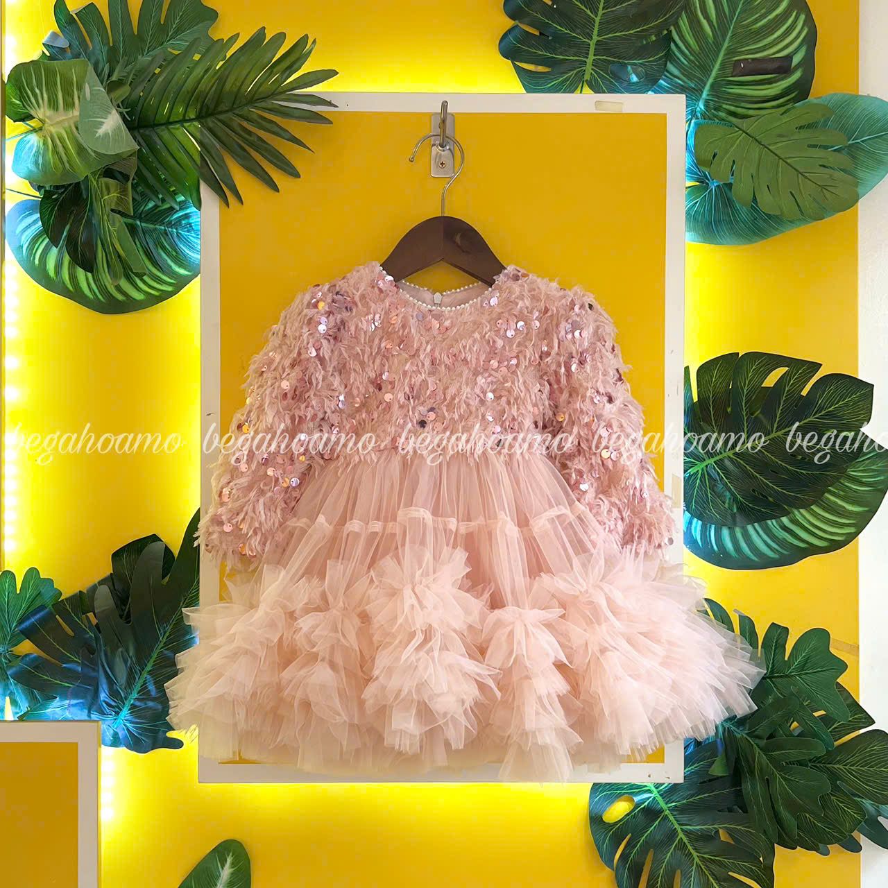 Váy TK hồng lông cườm cao cấp