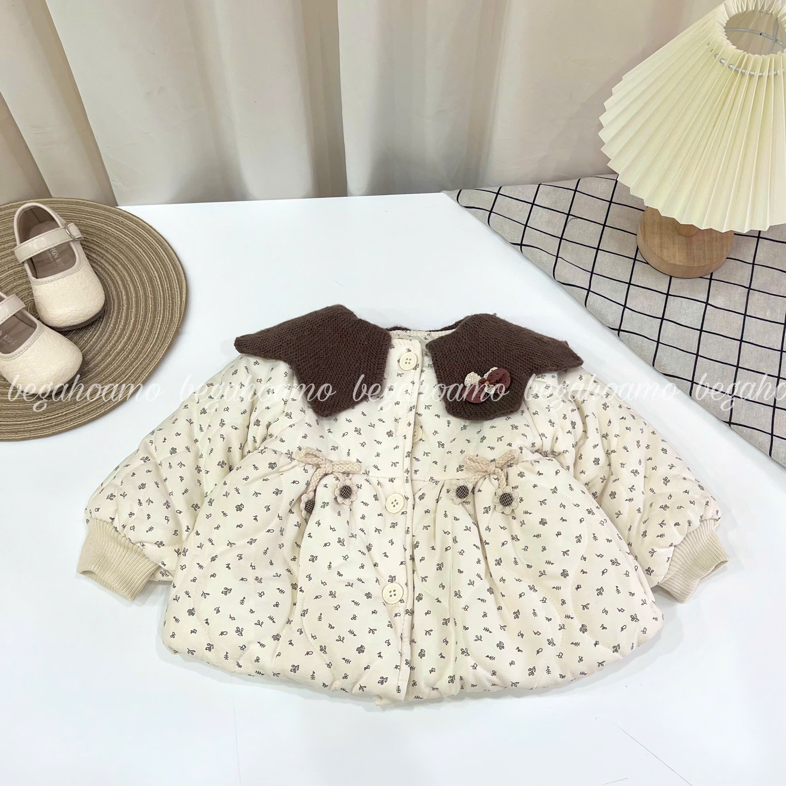 Áo khoác trần bông hoa nhí cổ len