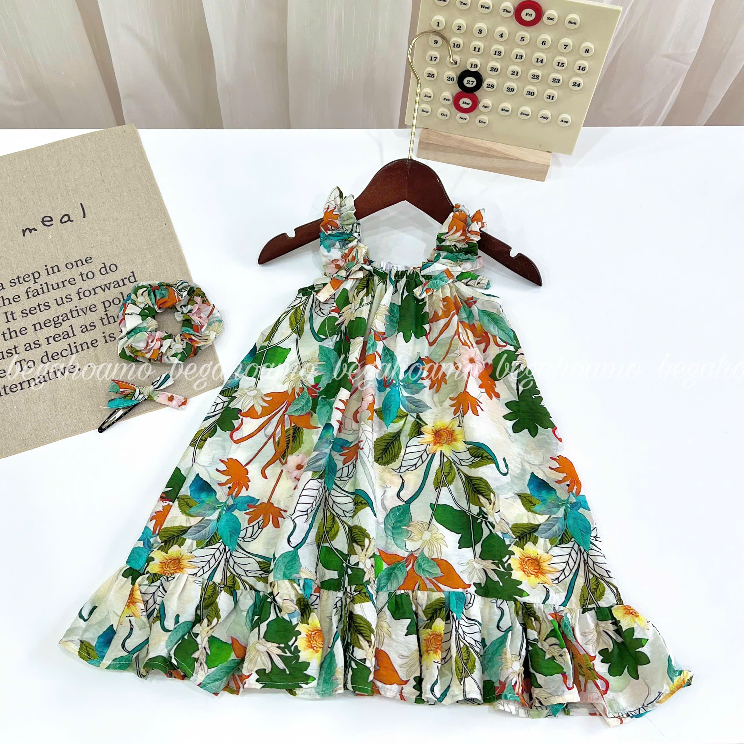 Váy hoa lá bé gái